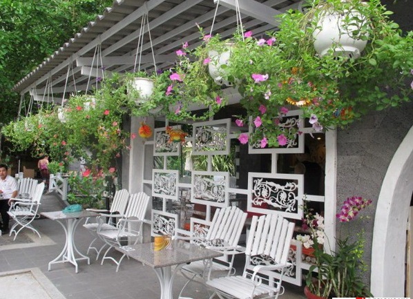Cách trang trí quán cà phê sân vườn đẹp ít người biết