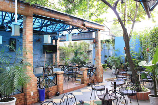 Năm 2024, thiết kế quán cà phê sân vườn đẹp đã được cập nhật với những trang trí mới mẻ và độc đáo. Với không gian rộng rãi, ánh sáng tự nhiên và đầy cây xanh, khách hàng sẽ có cơ hội thưởng thức một tách cà phê trong không khí yên bình và đầy lãng mạn.