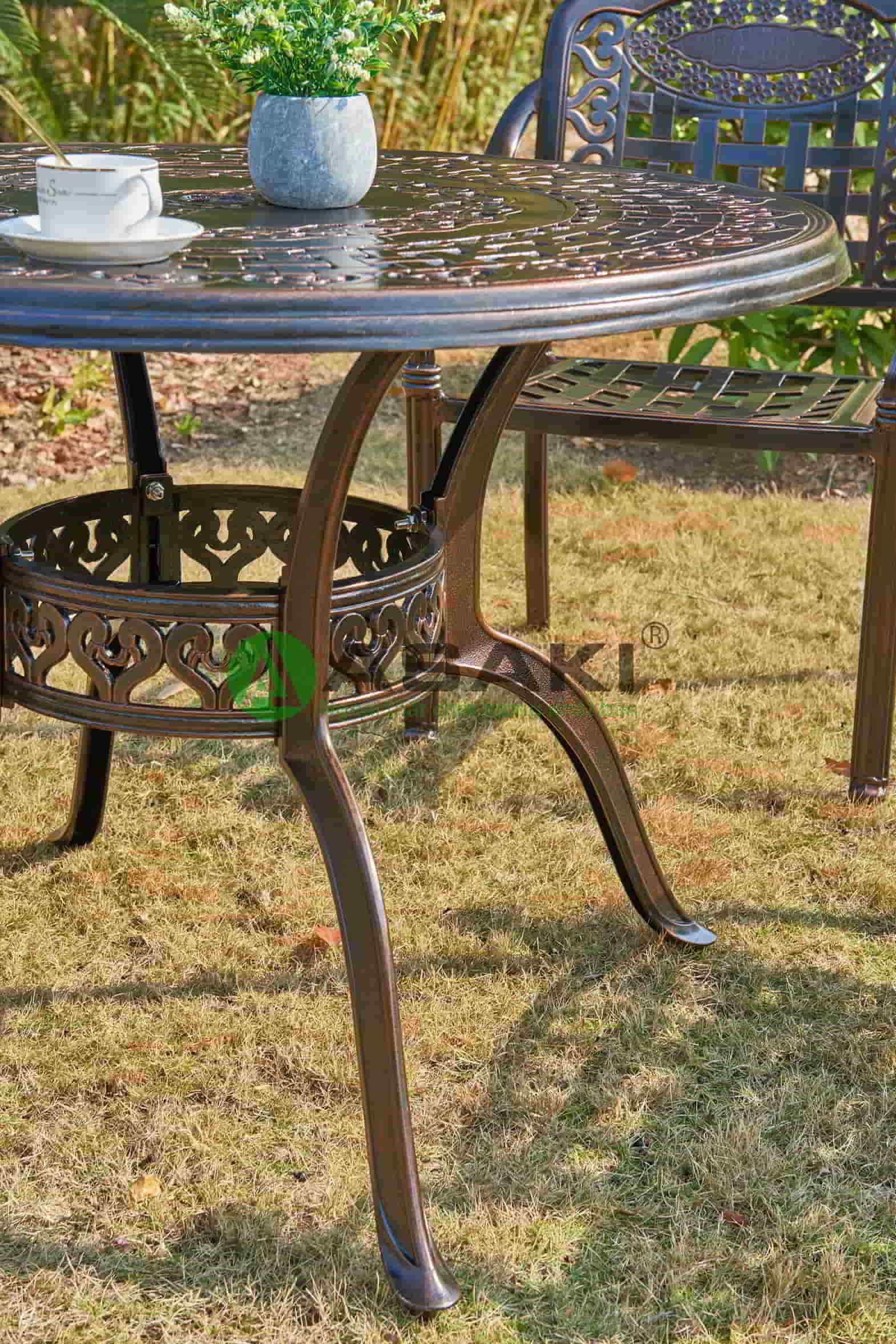 Bộ bàn ghế sân vườn hợp kim nhôm sang trọng ZXM039H0266 phần chân bàn