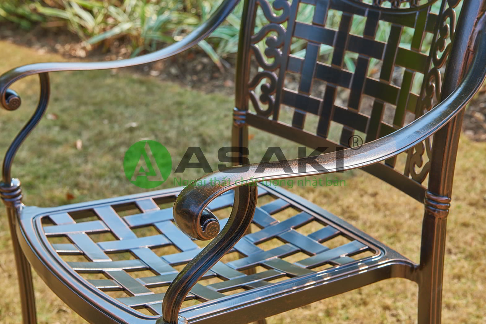 Bộ bàn ghế sân vườn hợp kim nhôm sang trọng ZXM039H0266 phần tay đỡ của ghế
