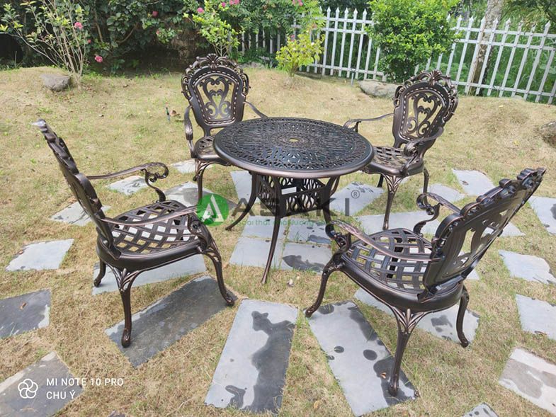 Mẫu bàn ghế sân vườn đơn giản nhưng vô cùng sang trọng 