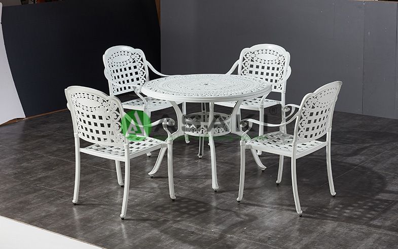 Mẫu bàn ghế sân vườn màu trắng hiện đại 