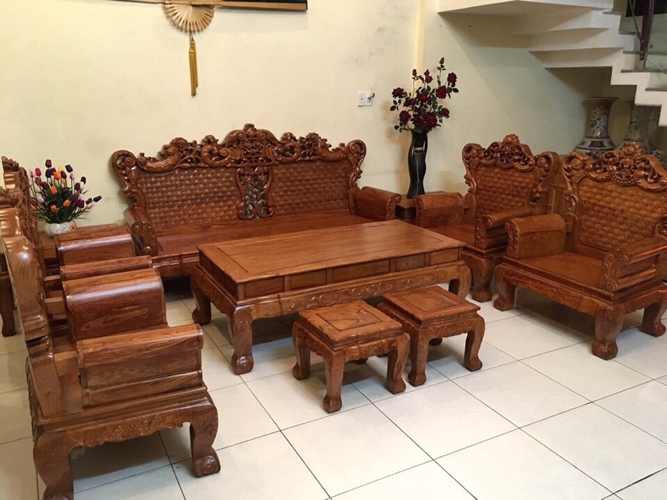 Bộ bàn ghế làm bằng gỗ hương 