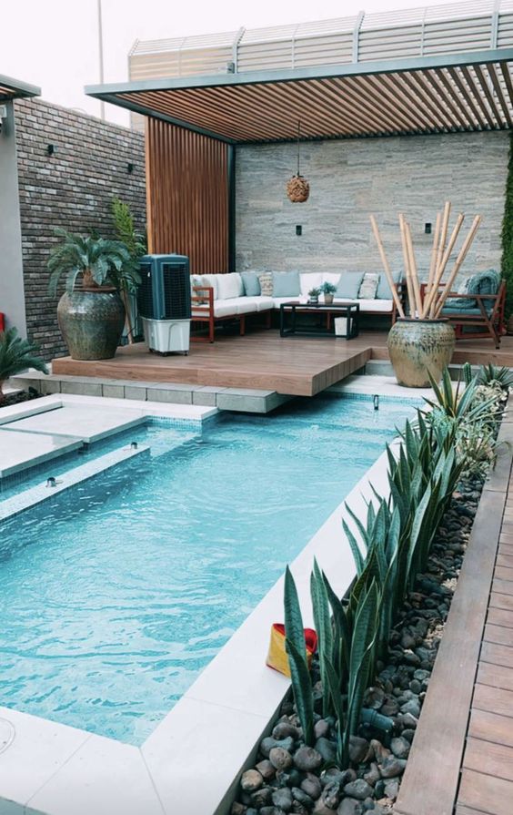 Bể bơi được tích hợp trong cách trang trí sân vườn trên sân thượng 