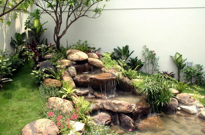 Sân vườn có thác nước mát mẻ cho khuôn viên gia đình 