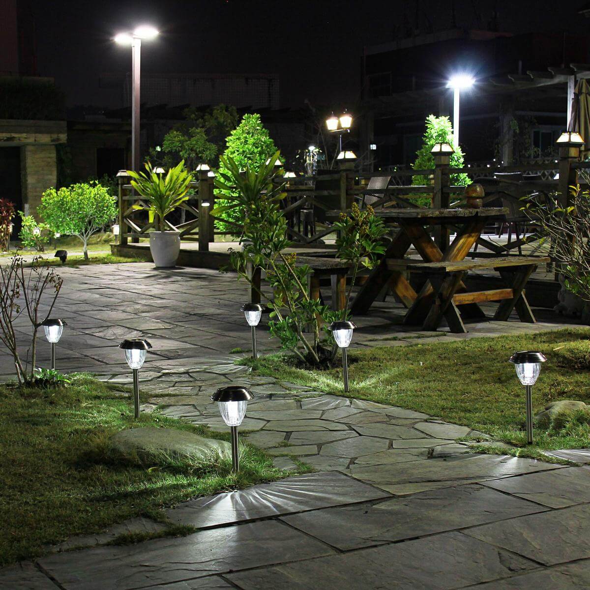 Đèn trang trí giúp không gian sân vườn trở nên lung linh hơn 