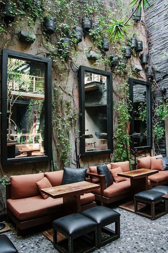 Trang trí quán cafe phong cách Tropical kết hợp với bộ bàn ghế da 