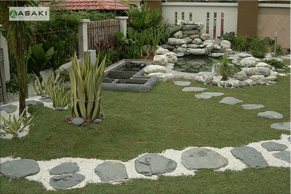 Trang trí sân vườn bằng đá kết hợp với trồng cỏ 